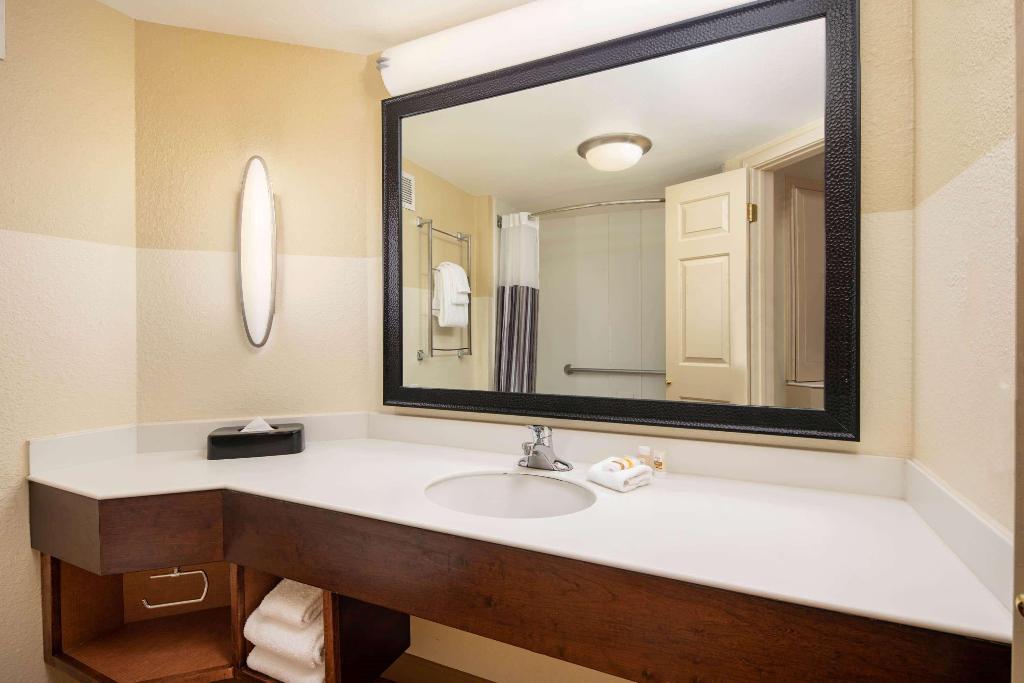 La Quinta Inn & Suites Atlanta Ballpark Galleria