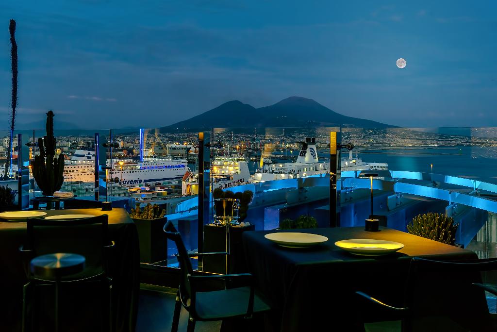 Hostel of the Sun, Piazza Municipio & Port