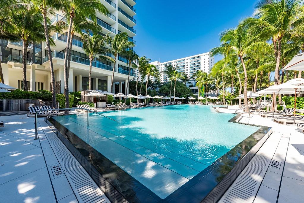 W South Beach photo 654
