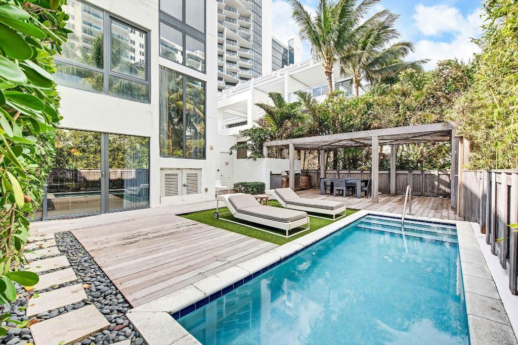 W South Beach photo 499