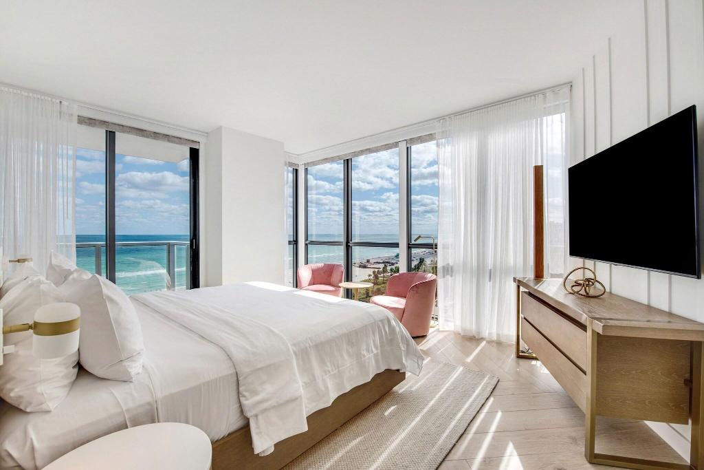 W South Beach photo 315