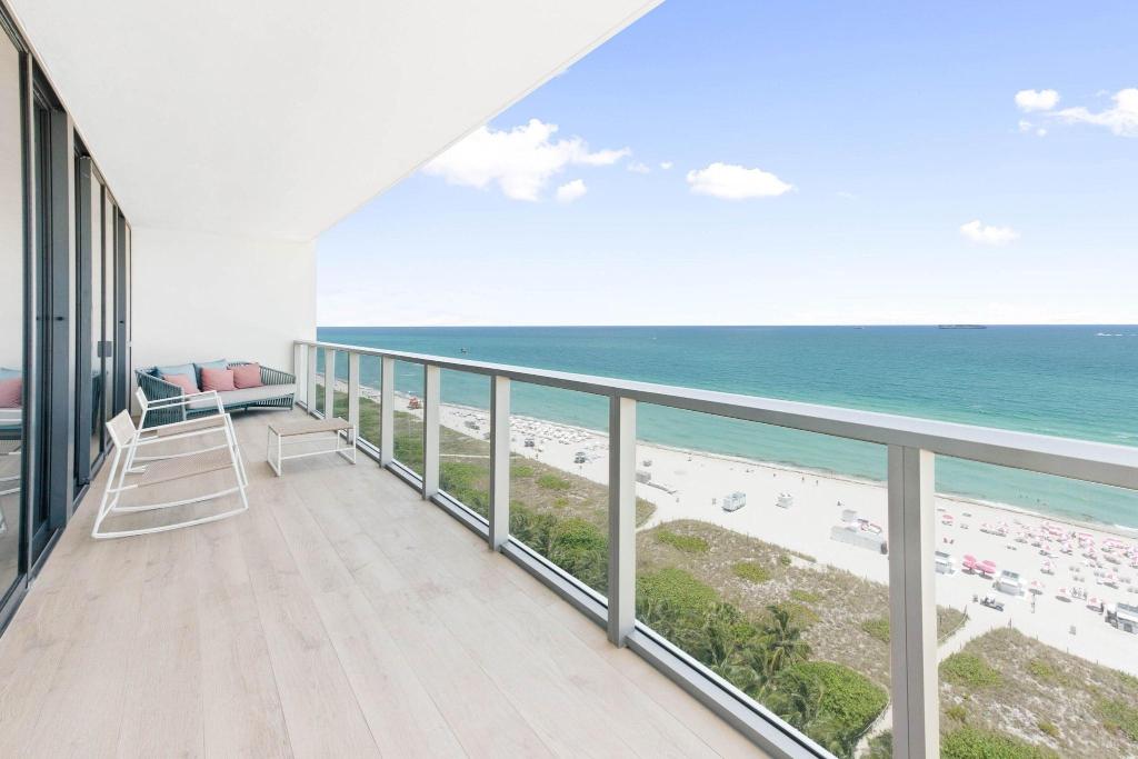 W South Beach photo 635