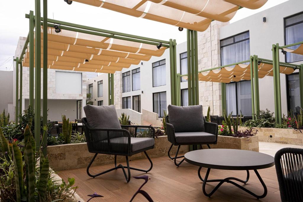 La Posada Hotel and Suites 