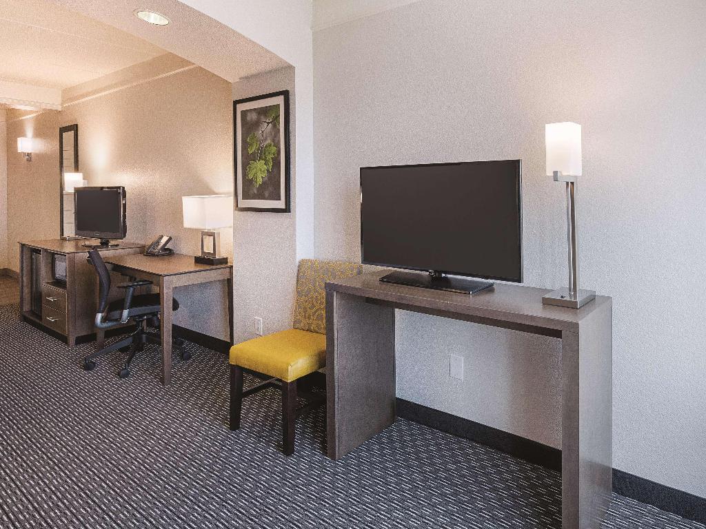 La Quinta Inn & Suites Arlington North 6 Flags Dr