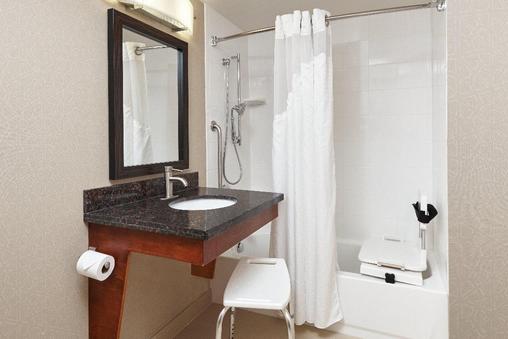 Holiday Inn Express Hampton - Coliseum Central IHG