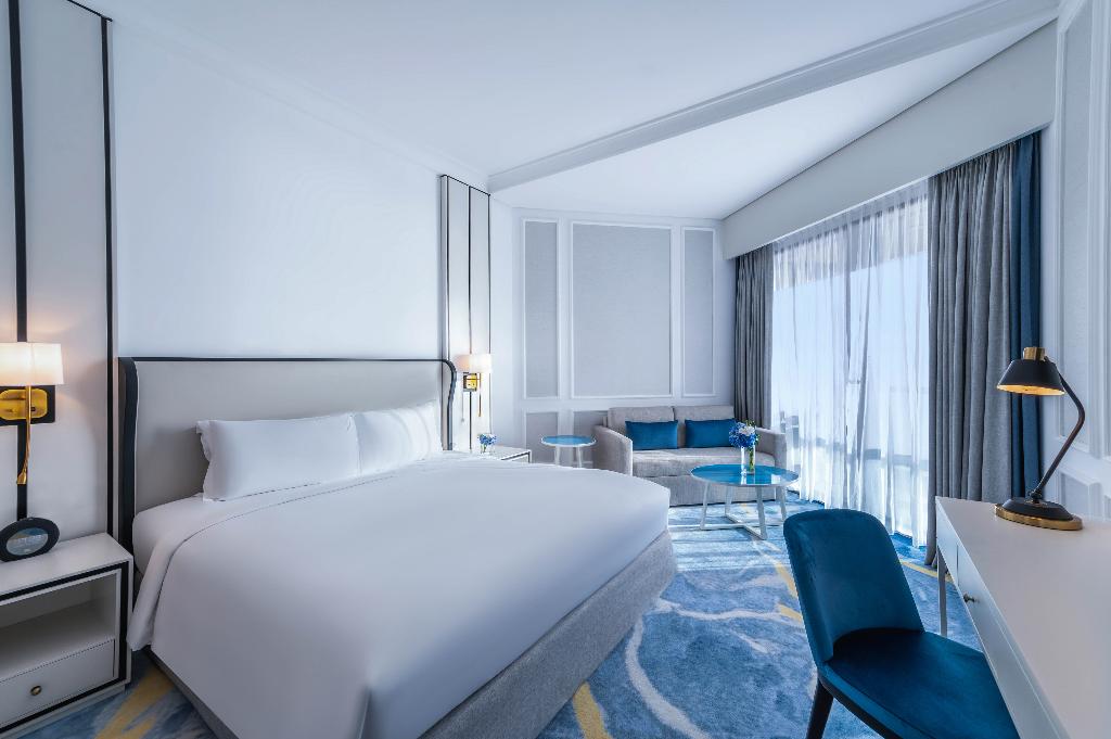 SUPERIOR ROOM, 1 King bed, partial seaview, pool access, balcony photo 1