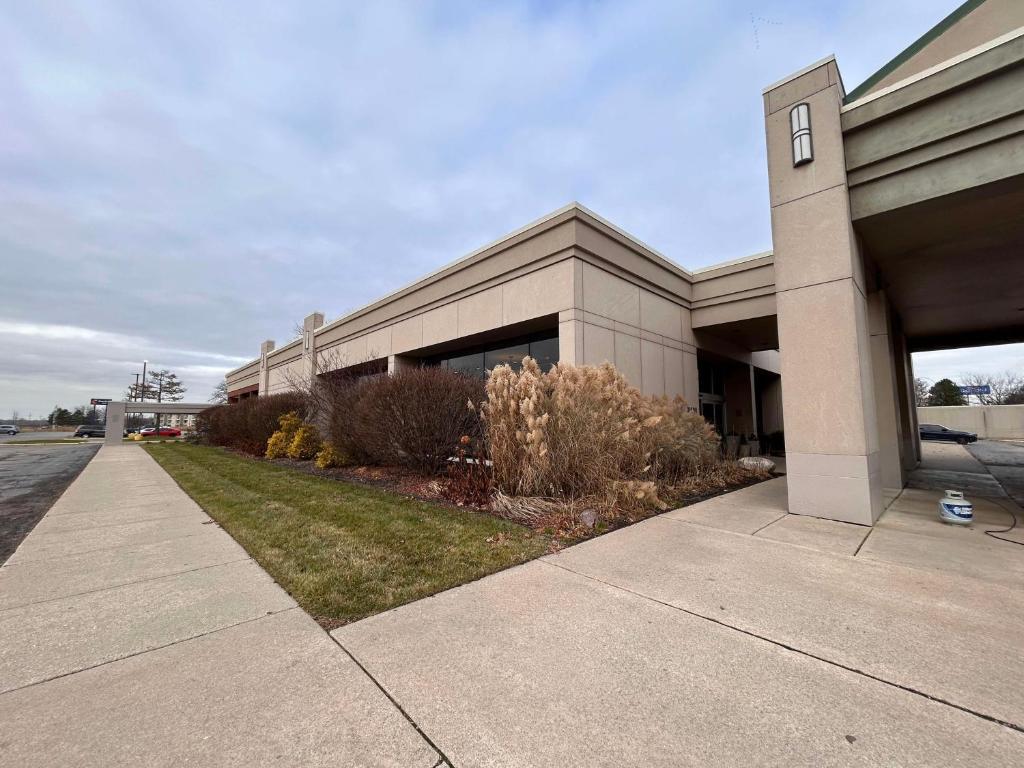 DELTA HOTELS BY MARRIOTT® DETROIT METRO AIRPORT Romulus MI 31500 Wick