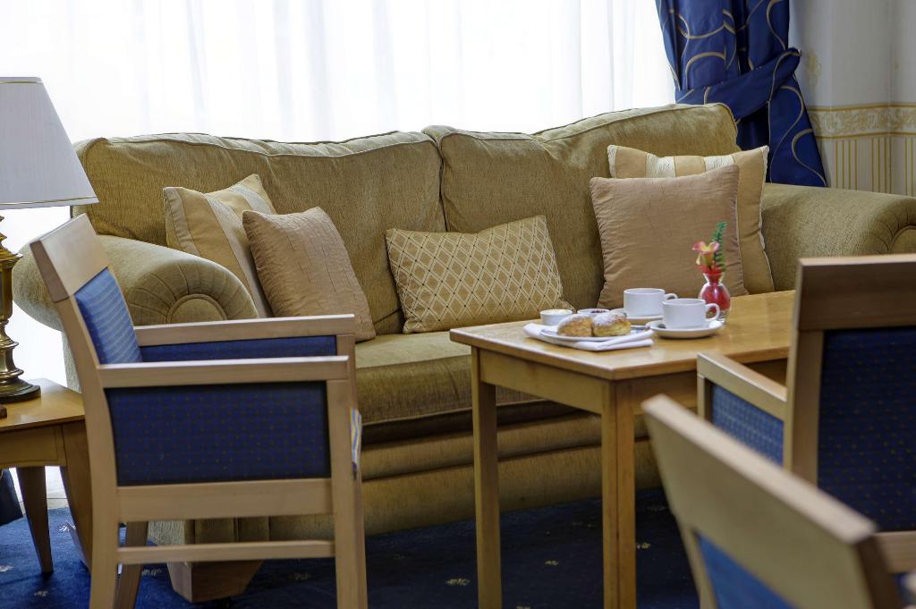 Best Western Tiverton Hotel - Lobby