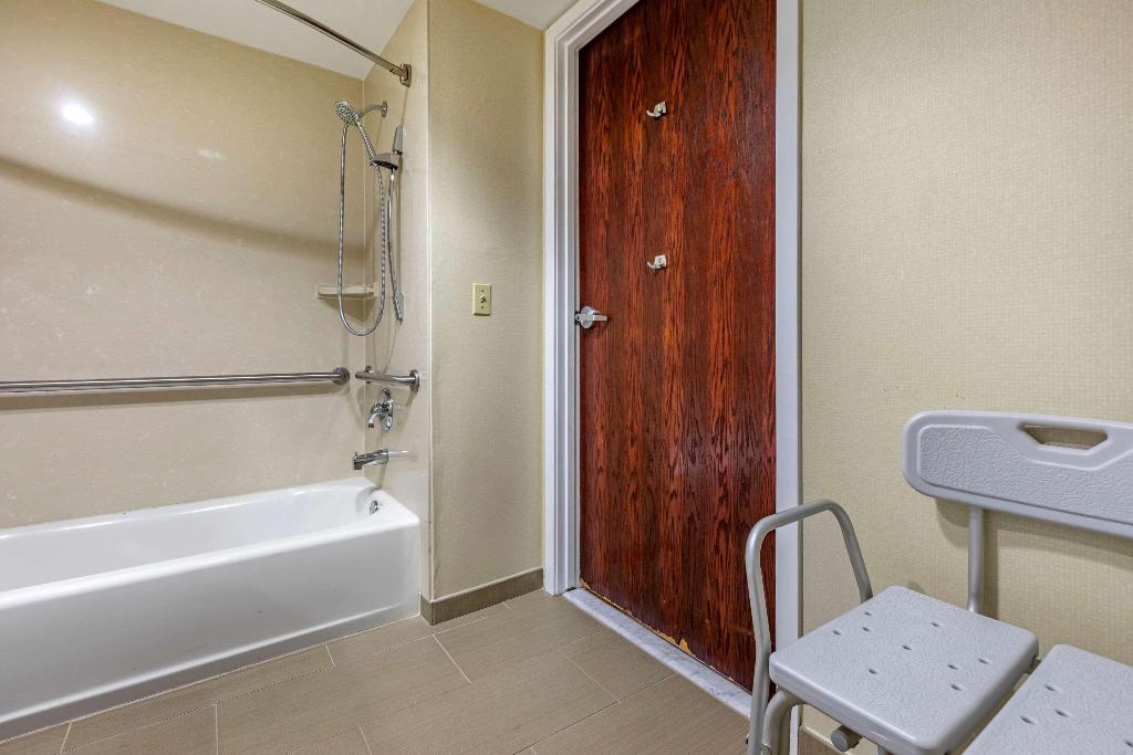 Comfort Suites Visalia Convention Center