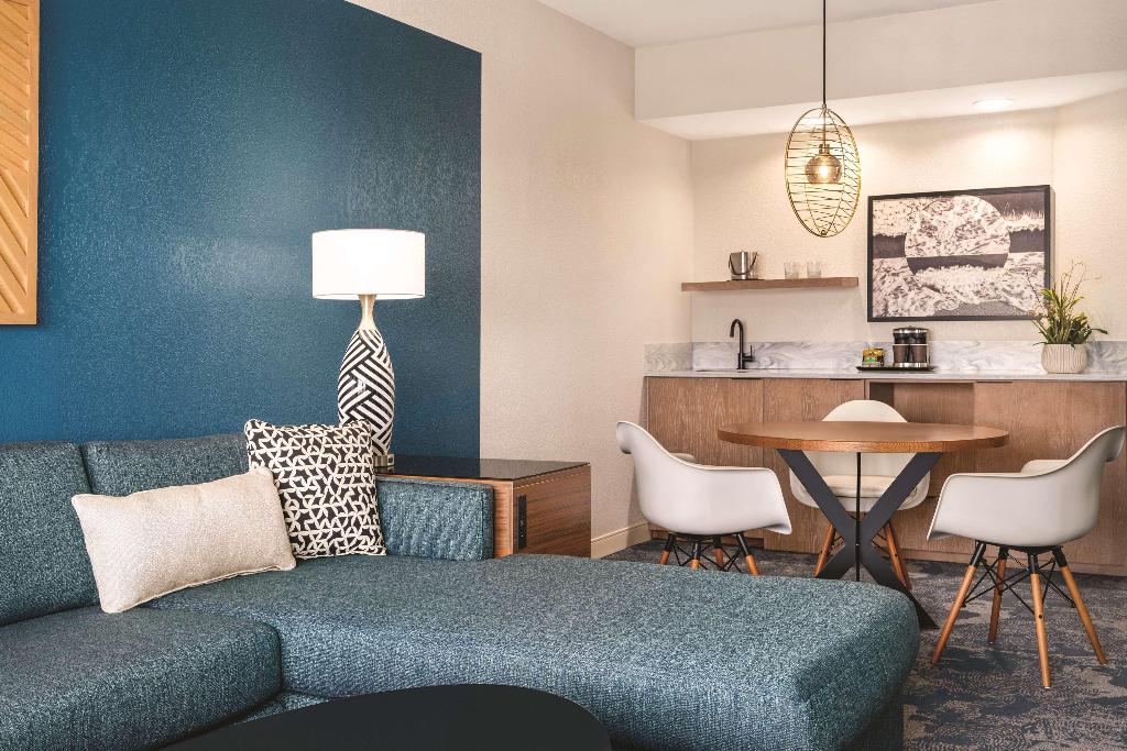 DoubleTree by Hilton Tampa Rocky Point Waterfront