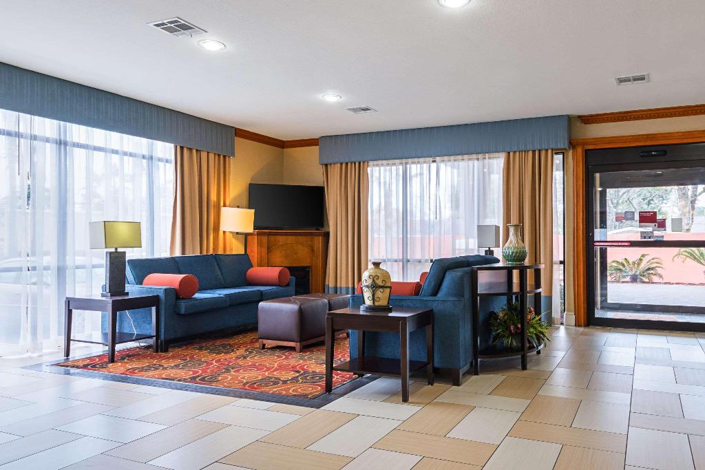Comfort Suites
