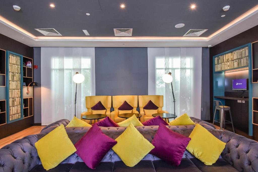 Premier Inn Dubai Investments Park - Lobby