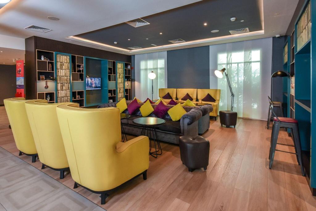 Premier Inn Dubai Investments Park - Lobby