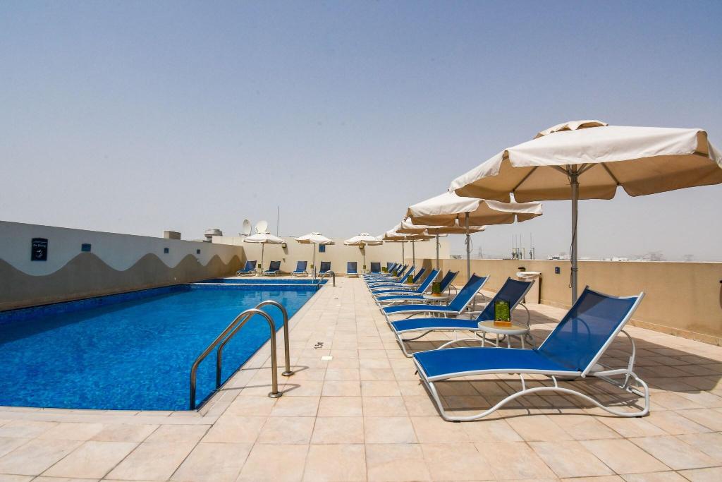 Premier Inn Dubai Investments Park - Pool