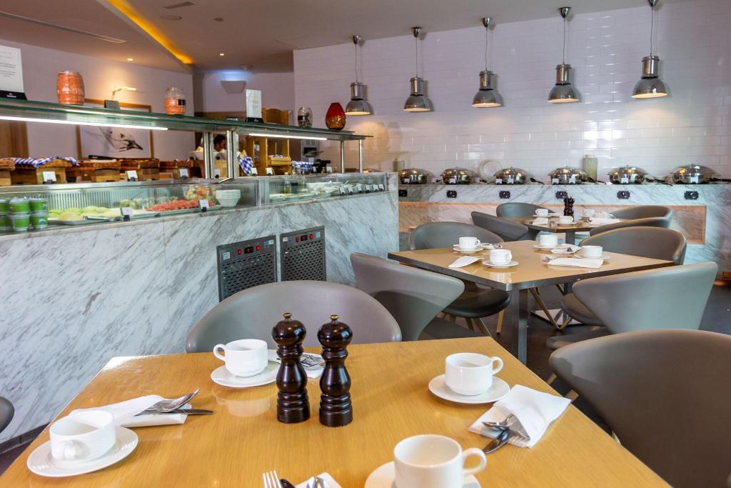 Premier Inn Dubai Investments Park - Restaurant
