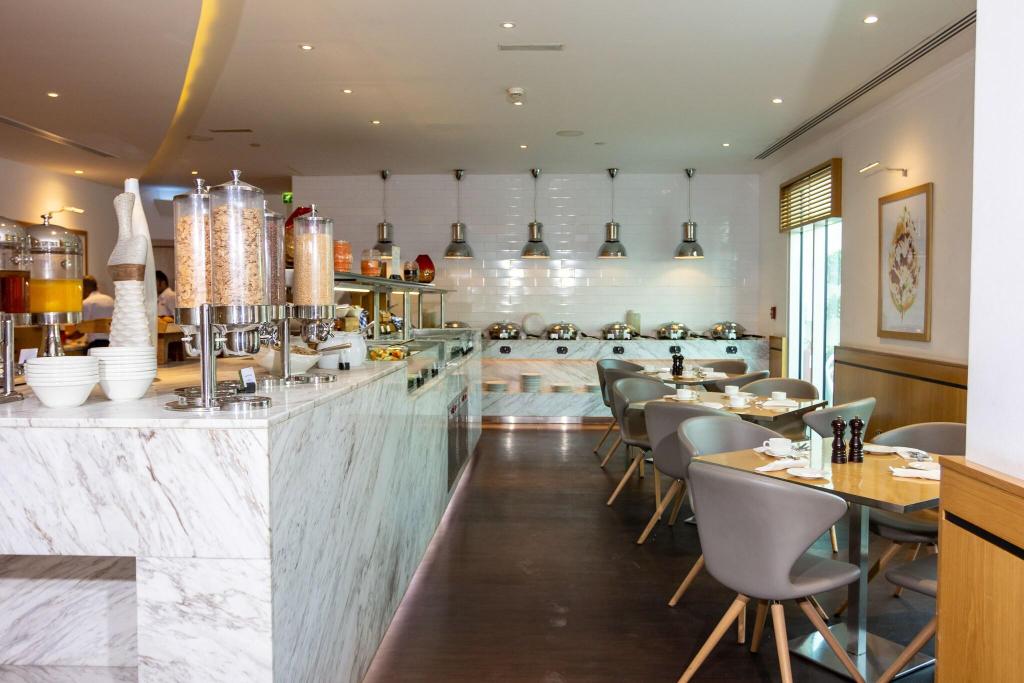 Premier Inn Dubai Investments Park - Restaurant