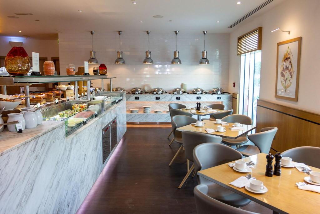 Premier Inn Dubai Investments Park - Restaurant