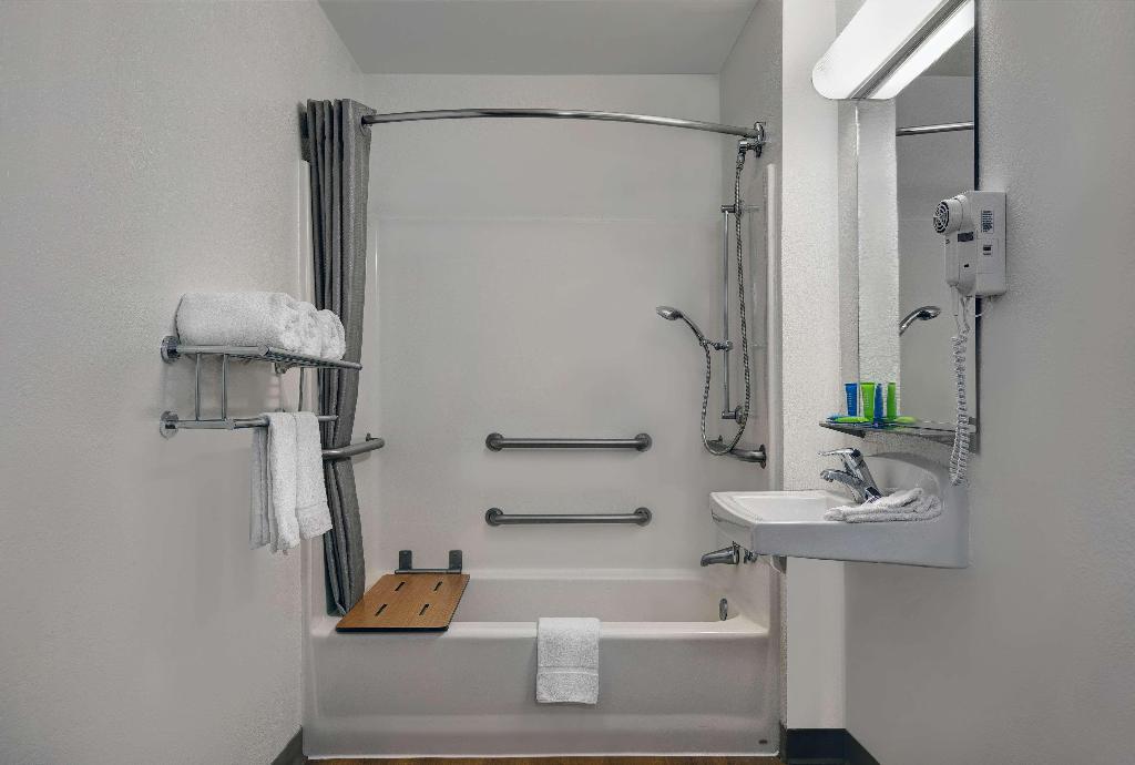 Motel 6 Marina, CA - Monterey