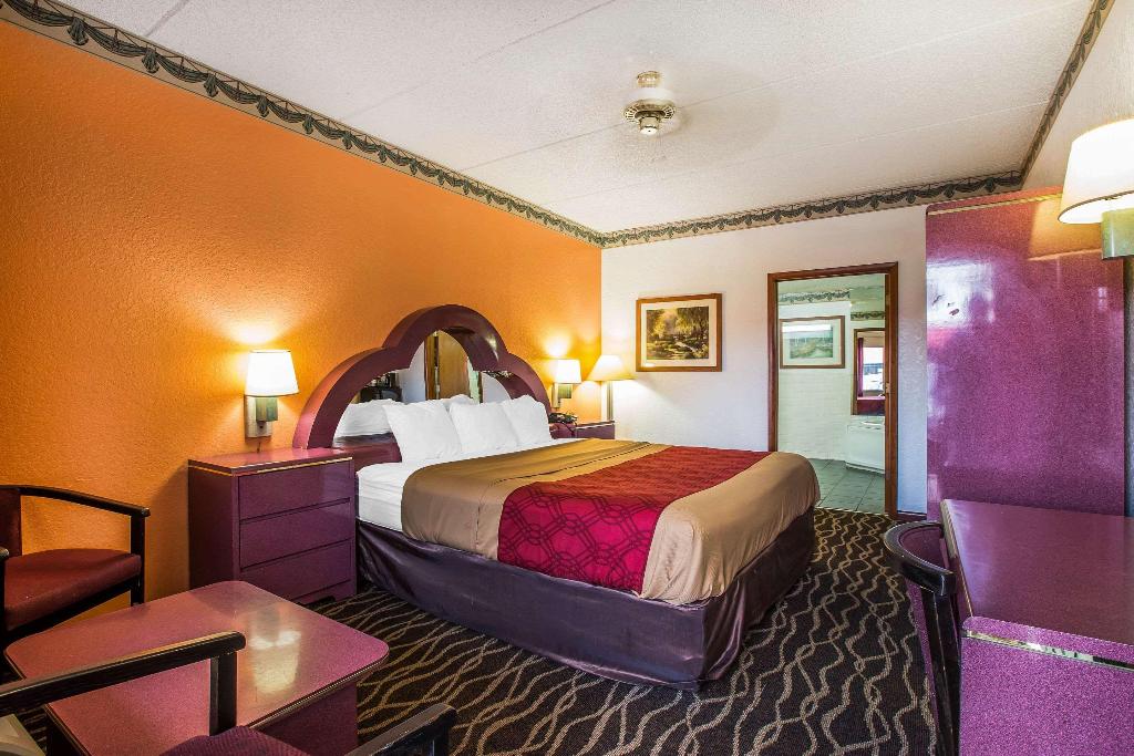 Econo Lodge Inn & Suites