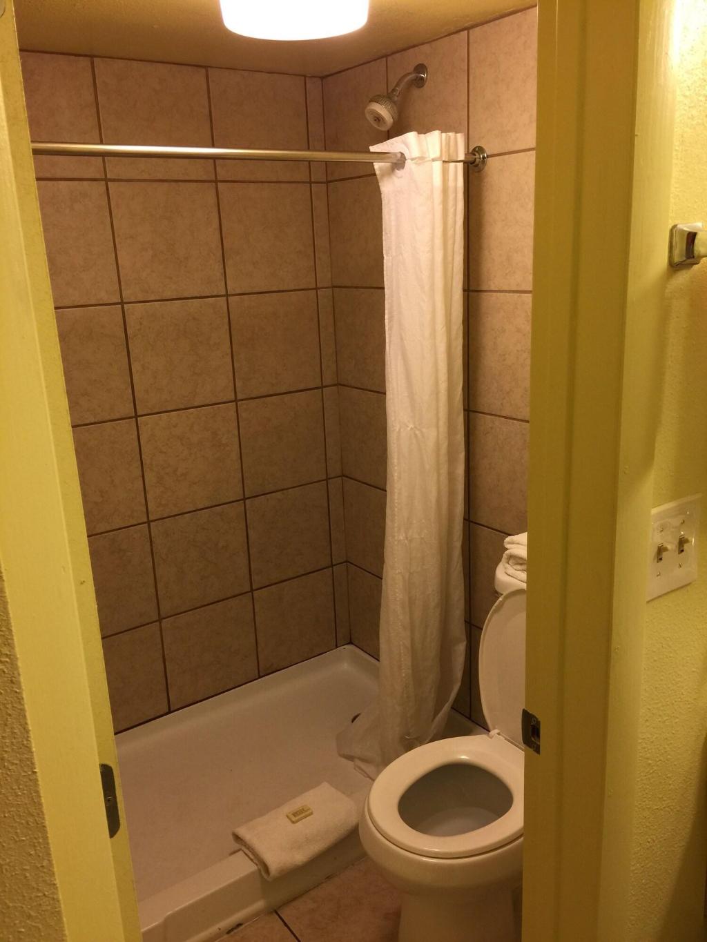 Econo Lodge  Inn & Suites Maingate Central