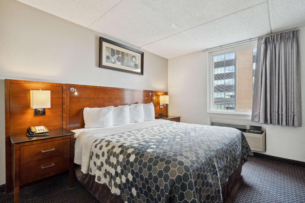 Econo Lodge Inn & Suites Waterloo Downtown