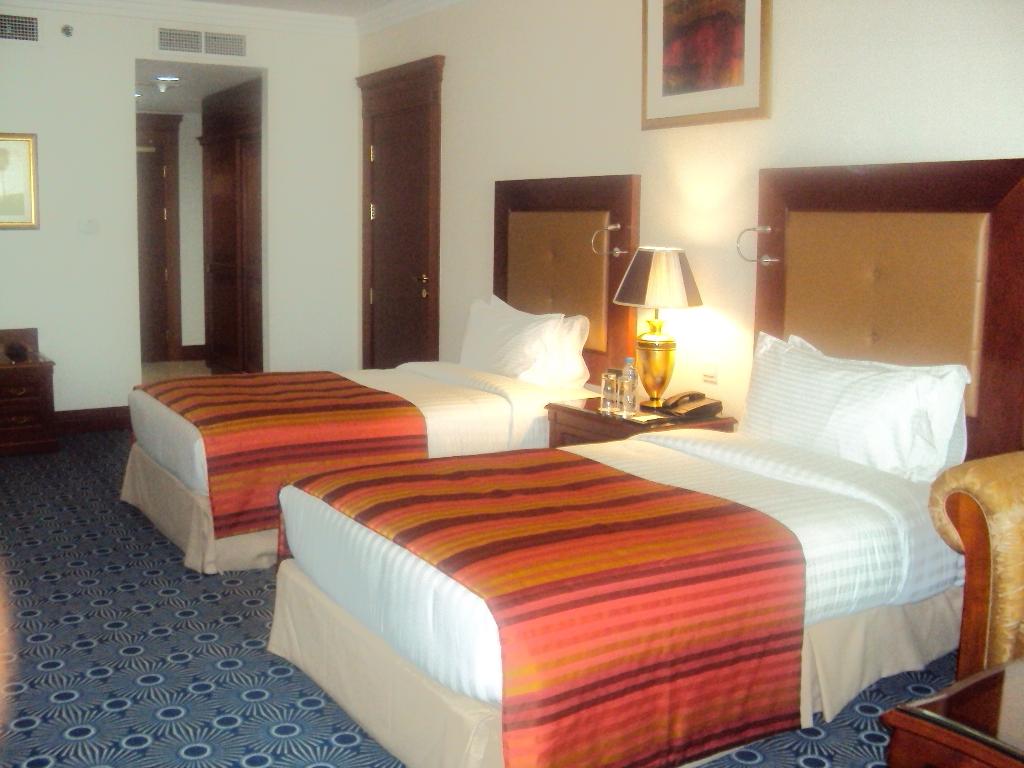 Sunday Hotel Holiday international Dubai