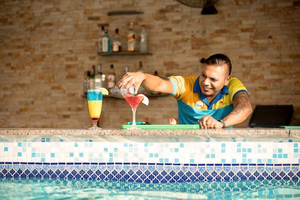 BM Beach Resort - Pool