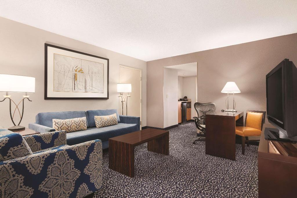 Embassy Suites By Hilton Louisville East