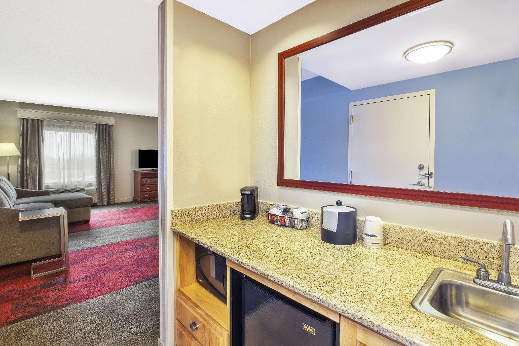 Hampton Inn & Suites Madison West