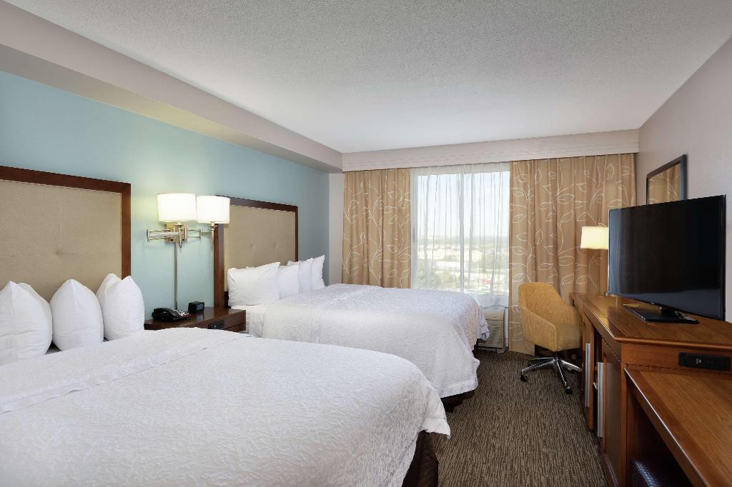 Hampton Inn & Suites Austin-Airport