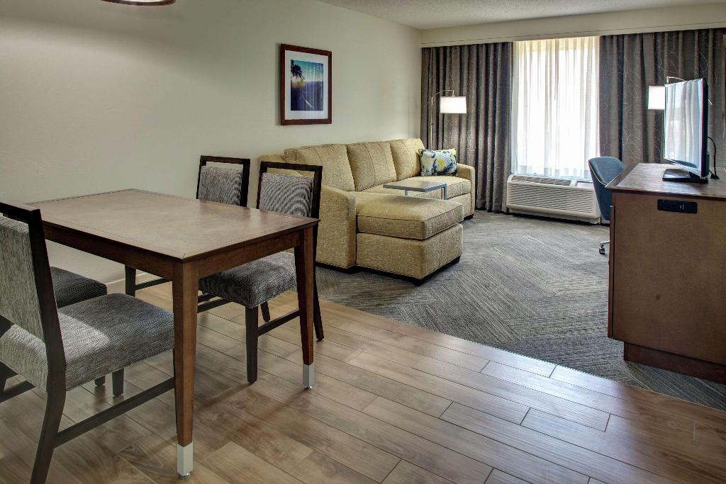 Hampton Inn & Suites Lake Mary At Colonial Townpar