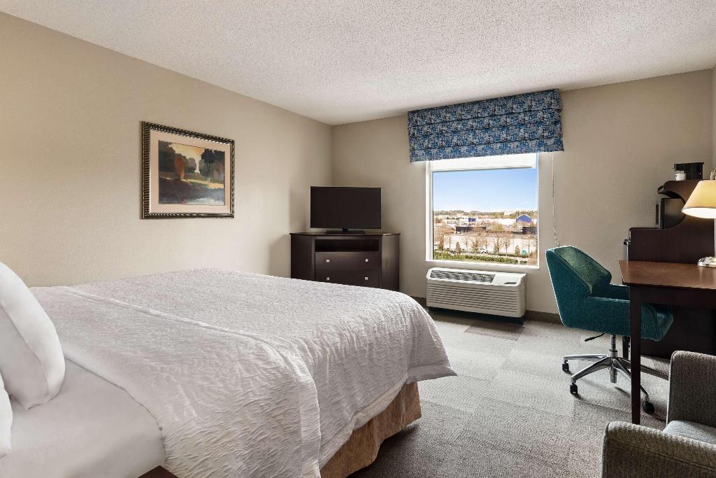 Hampton Inn & Suites Atlanta Airport West/Camp Cre
