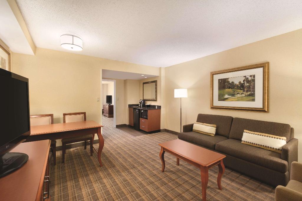 Embassy Suites Greenville Golf Resort