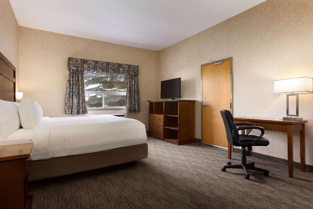 Days Inn & Suites By Wyndham Brooks