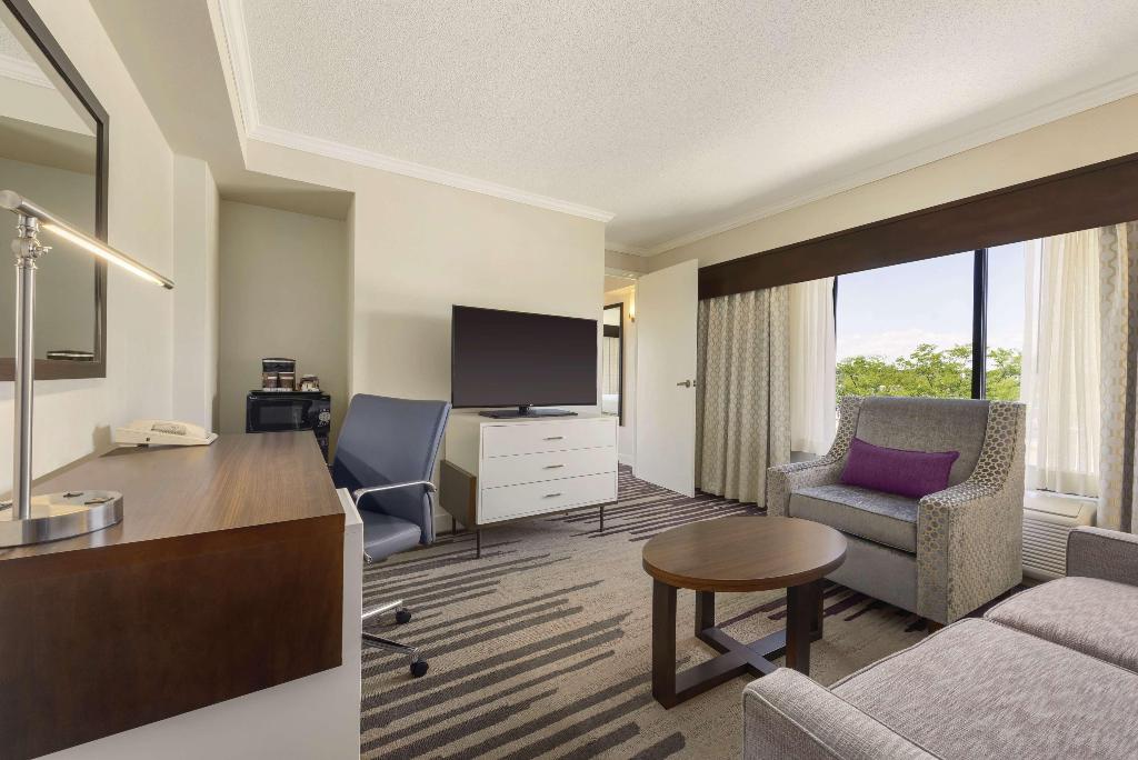 DoubleTree by Hilton Milwaukee - Brookfiel