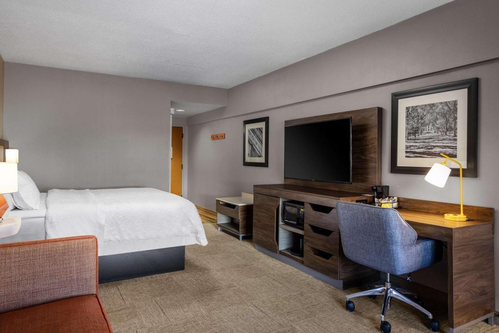 Hampton Inn & Suites State College at Williamsburg