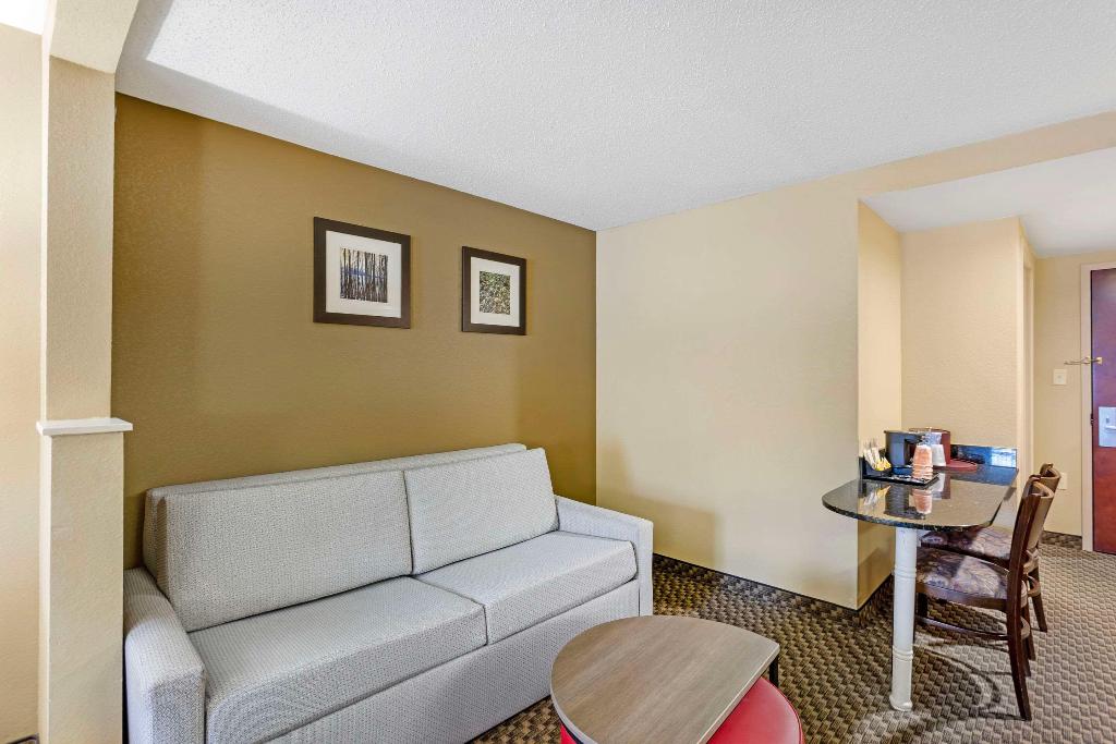 Comfort Inn & Suites Carneys Point Area