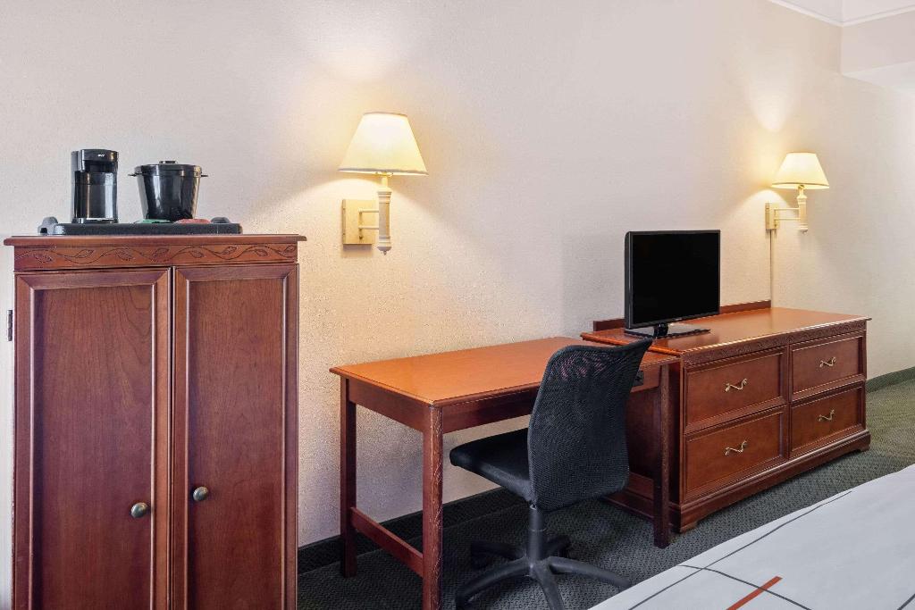 La Quinta Inn & Suites Fort Myers Airport
