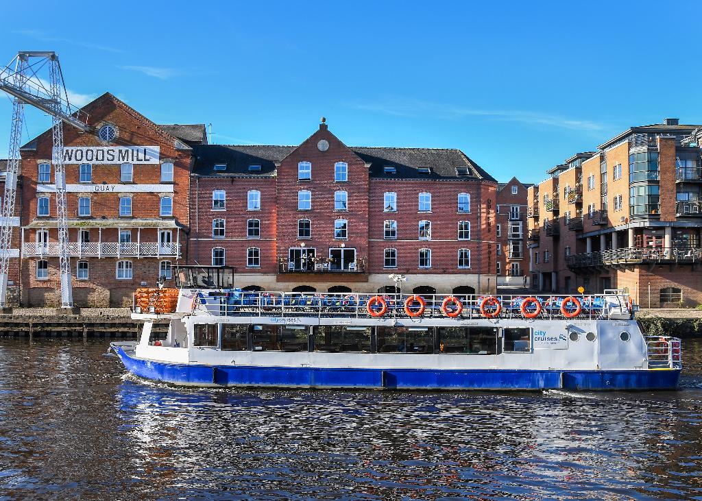 The Queens Hotel & Victoria Cloisters Apartments