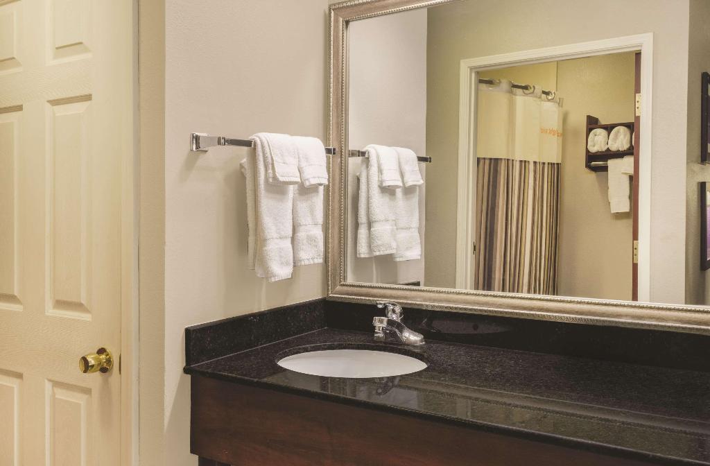 La Quinta Inn & Suites Louisville Expo East 6437