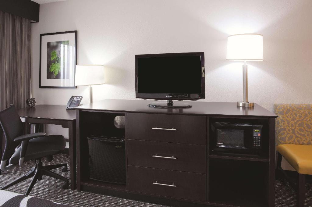 La Quinta Inn & Suites Bloomington West 2011