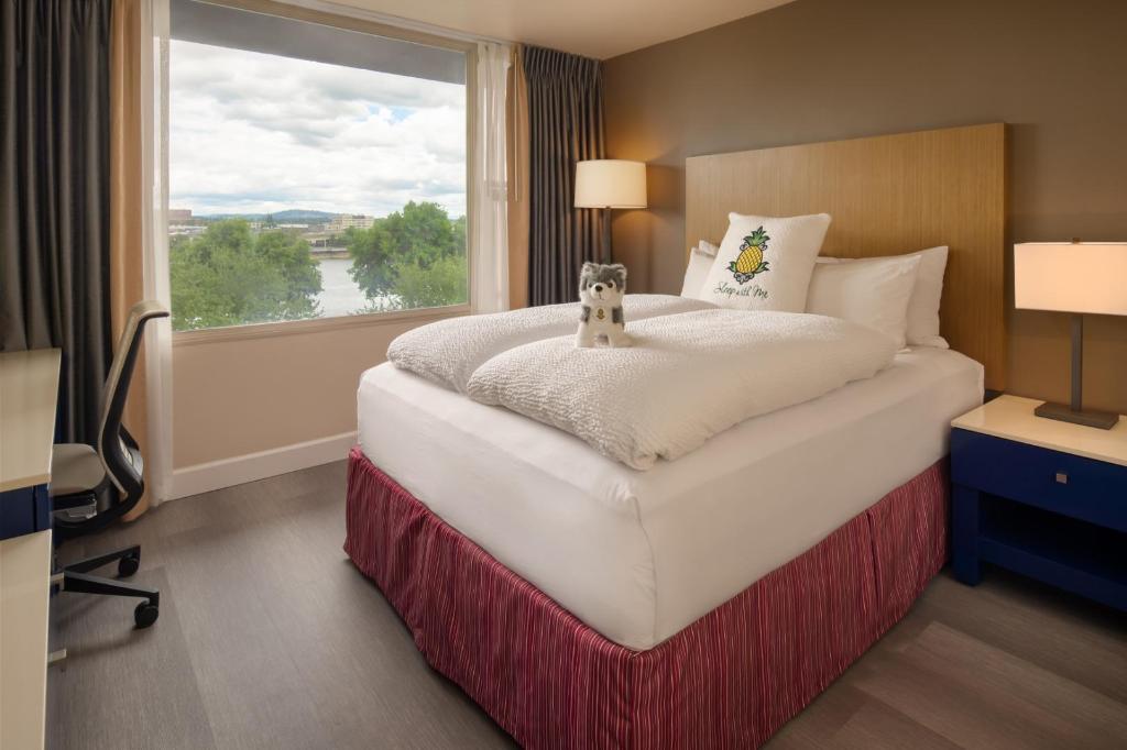 Staypineapple, Hotel Rose, Downtown Portland