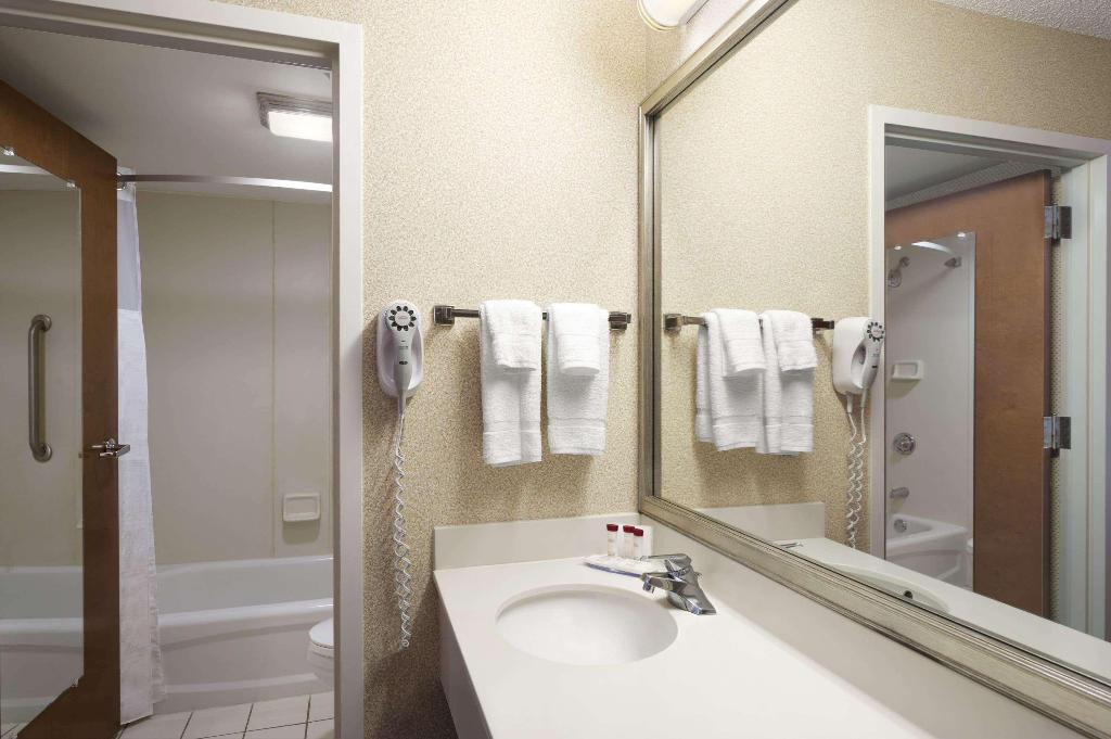 Ramada by Wyndham Suites Orlando Airport