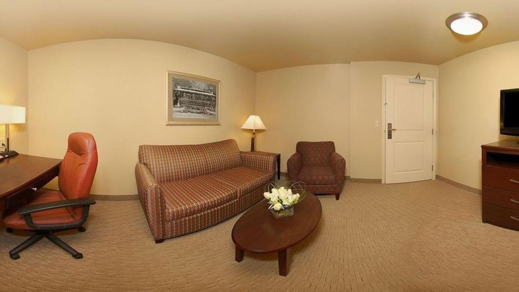 Comfort Suites near Hot Springs Park