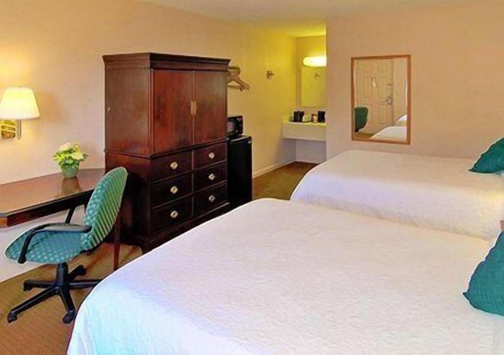 Econo Lodge Inn & Suites at Ft. Benning