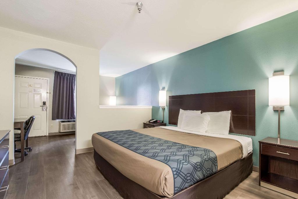 Econo Lodge Inn & Suites I-65