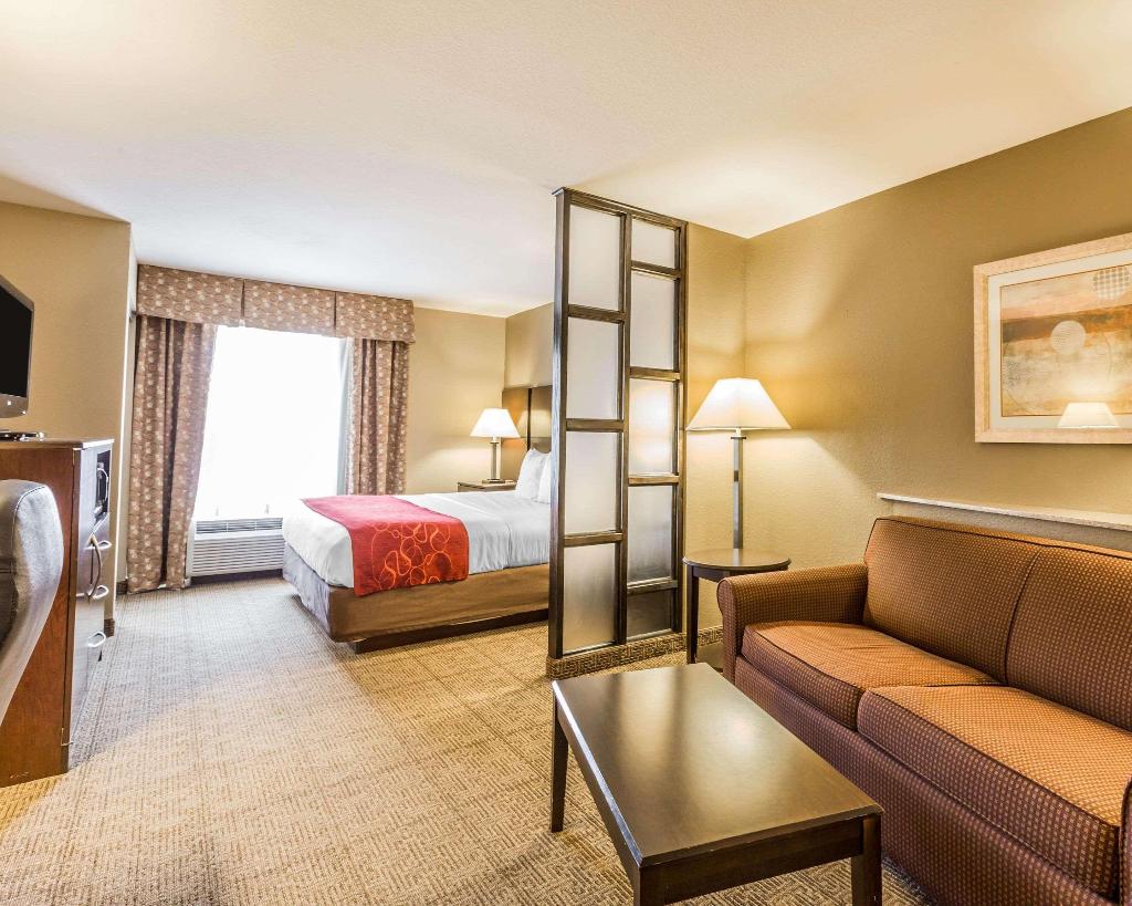 Comfort Suites (Commerce)