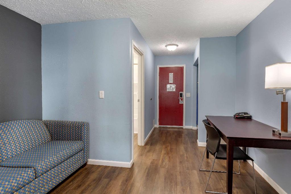 Econo Lodge  Inn & Suites South