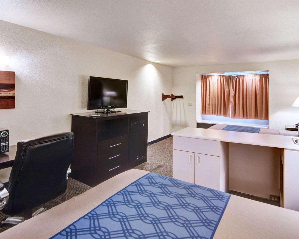Econo Lodge & Suites Lewisville Area