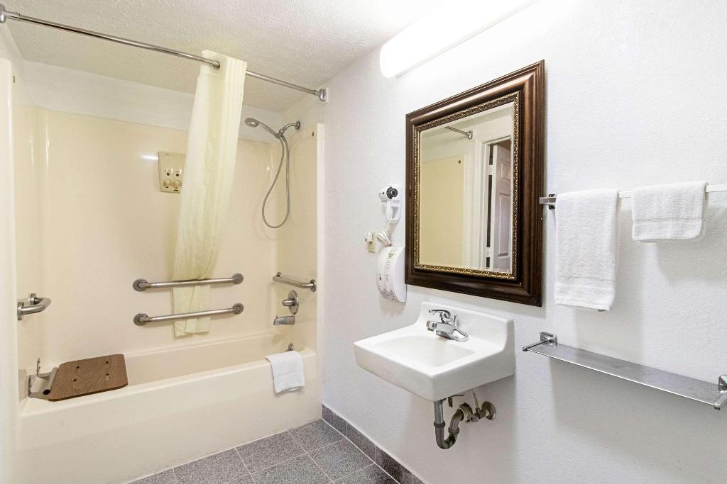 Quality Inn & Suites Dickson